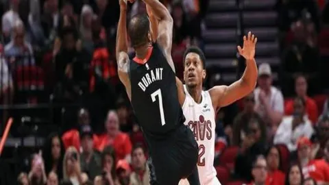 中超第12轮重庆两江击败青岛，黄希扬低射奠定胜局