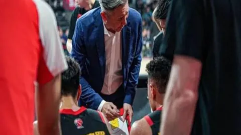 “李晨洋刷新男子撑竿跳全国纪录，人民日报客户端独家报道”