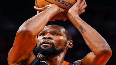 “激战正酣！英超保级生死战，白玫瑰刺痛对手，谁将笑到最后？”